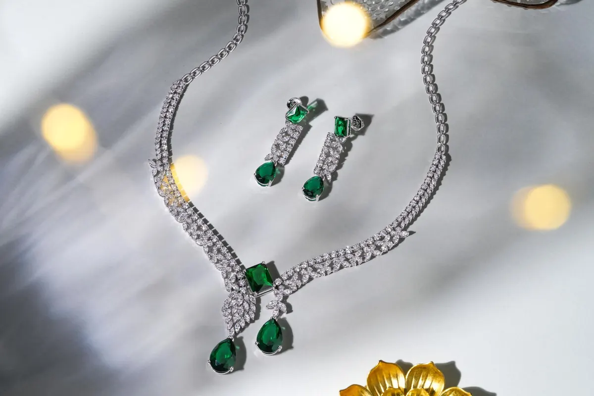 Seasonal Sparkle: Best Gemstones for UK Winter Jewellery and Gifts